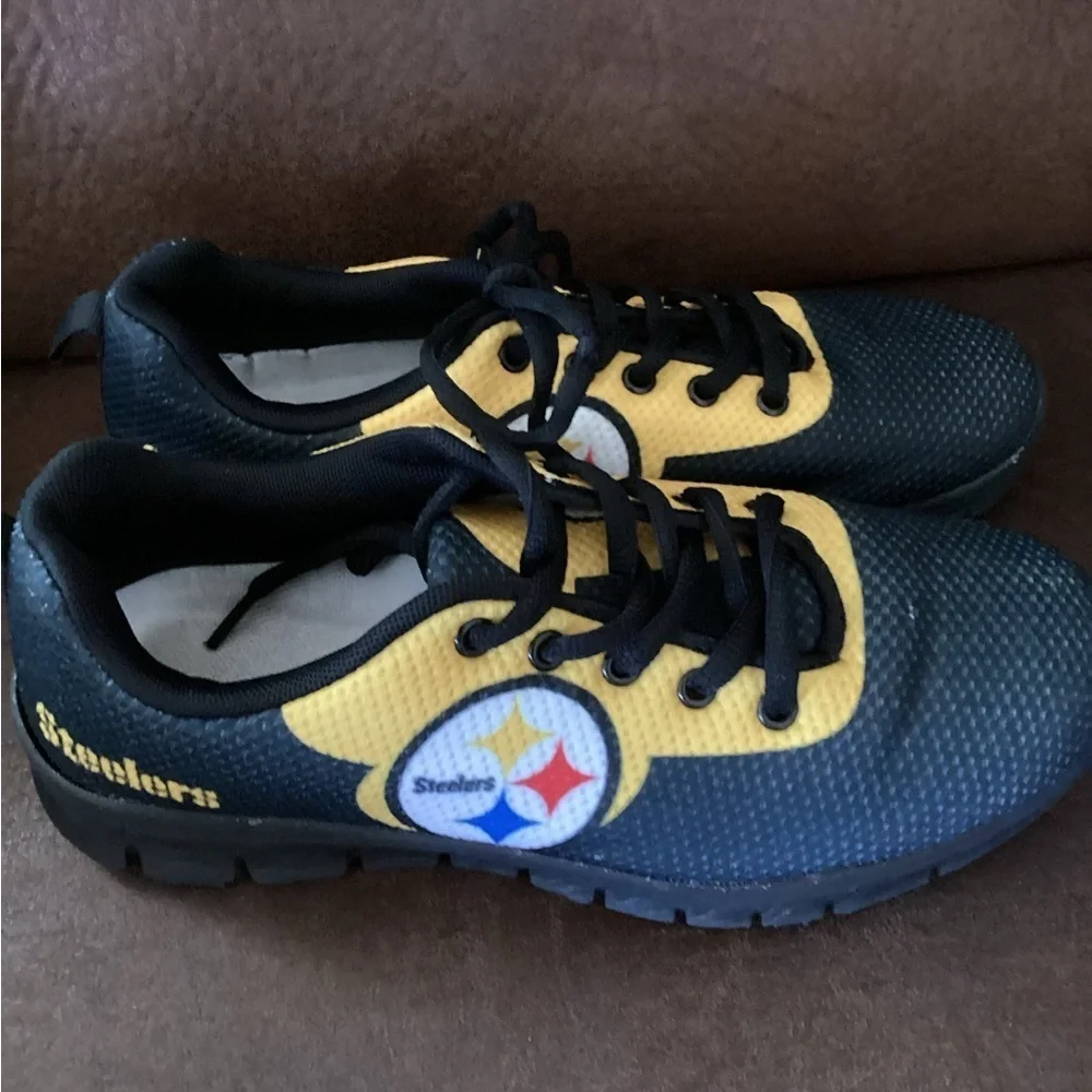 Pittsburgh Steelers SZ 8 sneaker fits more like a 7.5